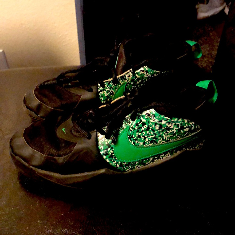 Nike DC1992-001 Shoes Boys Black Green White Team Hustle Basketball Sneakers